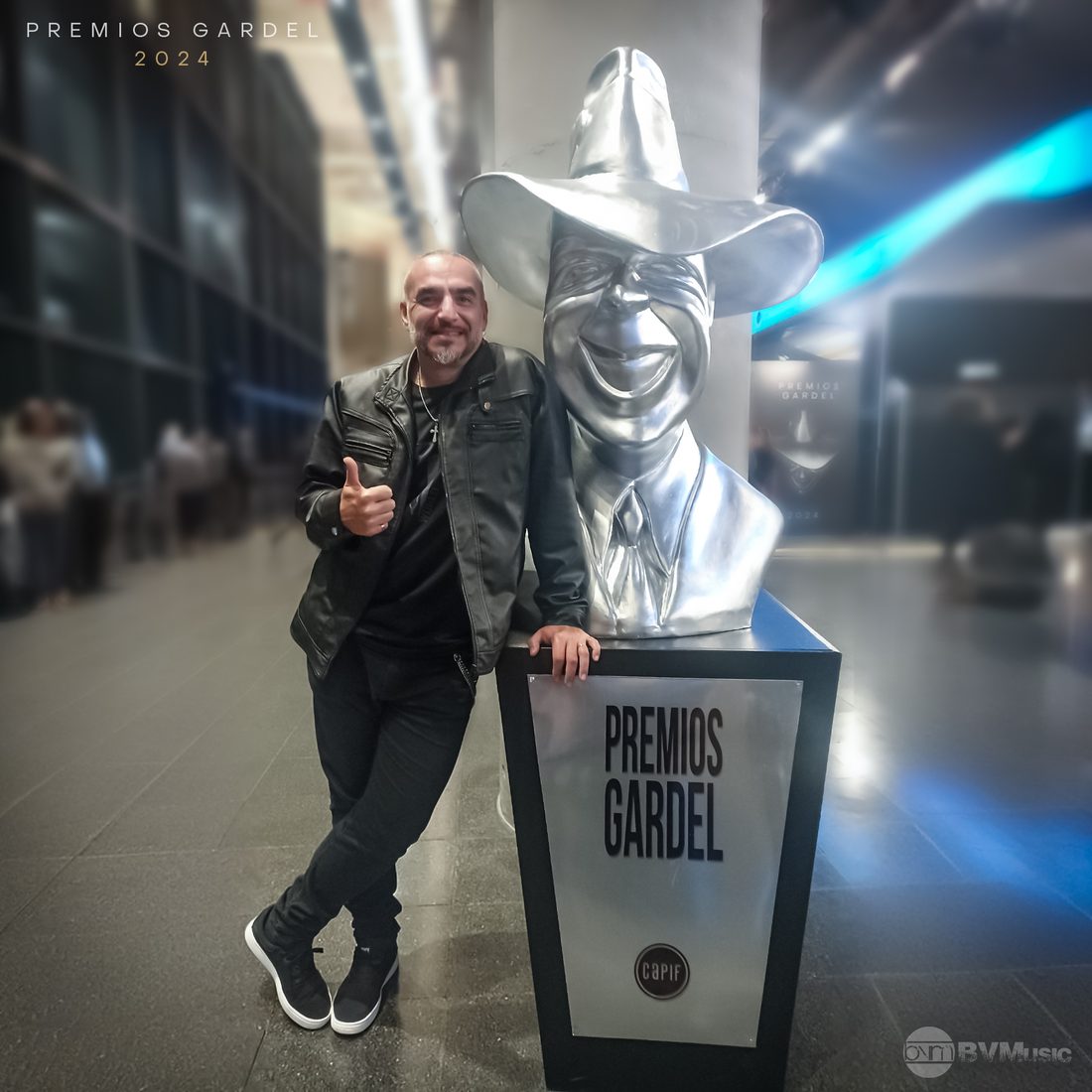 Beto Vilchez junto a la estatuilla de los Premios Gardel 2024